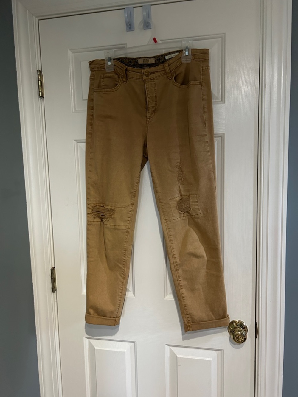 Lady’s cropped distressed jeans